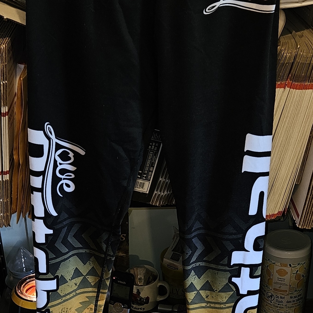 Black and White Graphic Leggings with Bold Design